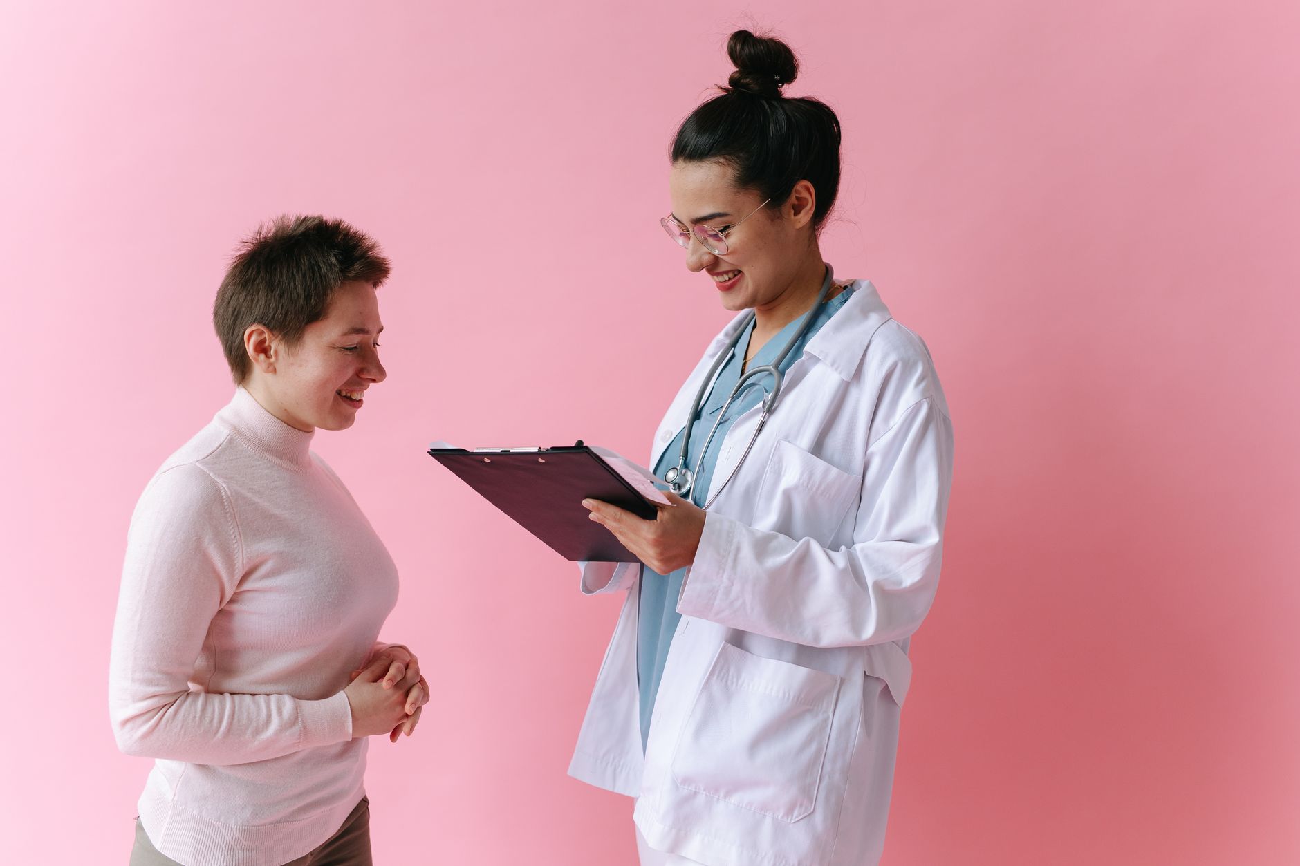 Clinic patient leaving a positive online review on a tablet device, representing social proof for international healthcare providers