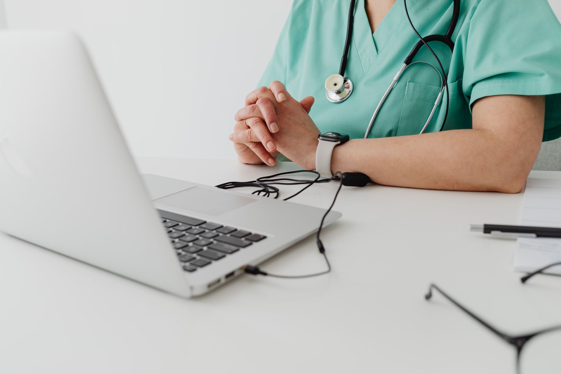 International clinic coordinator using AI-powered messaging tools to respond to UK patient enquiries across time zones
