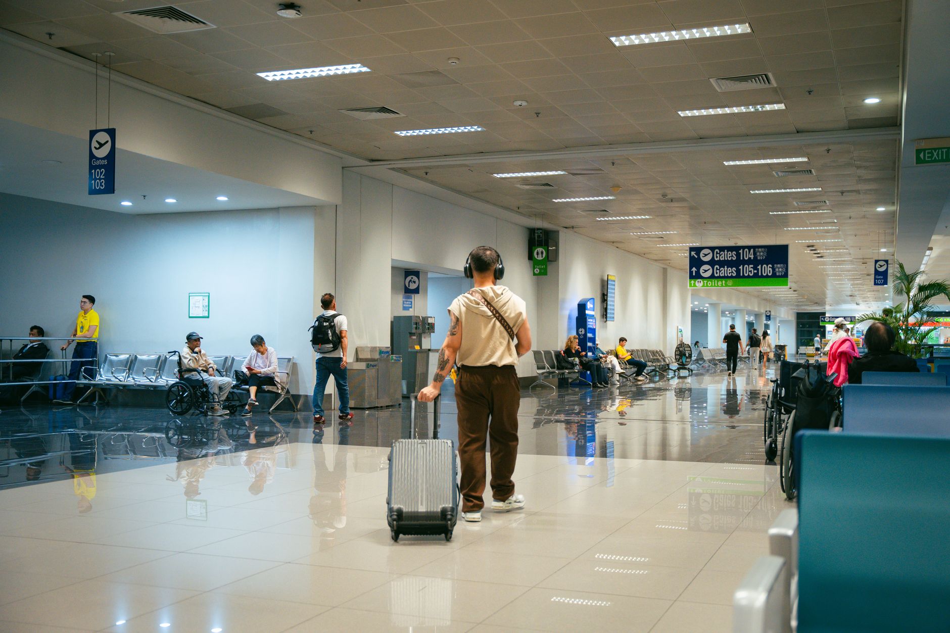 International patient coordinator assisting a UK medical tourist with travel logistics at an overseas clinic